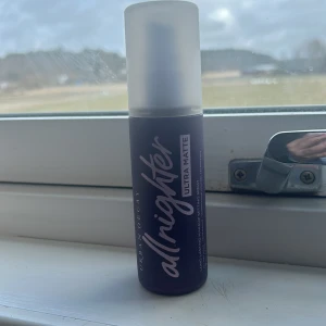 Urbandecay setting spray - Mer än halva kvar, säljer för att jag fick en ny och behöver inte två.