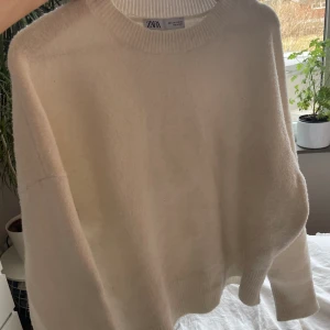 Stickad zara tröja - Jättefin lite nopprig som ni ser på bild men inget värst. 