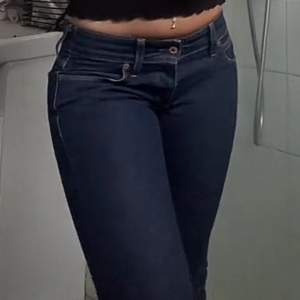 Lågmidjade straighta levis jeans. Jeansen är i nyskick. Kom privat för bättre bilder💞