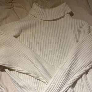 Tröja  - Säljer denna stickade tröja med krage i storlek (M) jätte fin och skön 