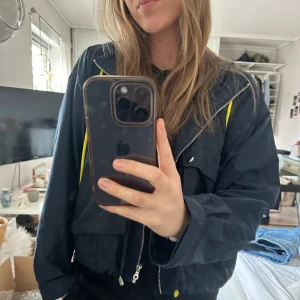 Supersnygg jacka från zara till våren🦋🩷🌸 - Jättefin jacka från zara. Använd men inga defekter på jackan. Den är tunn i materialet så perfekt nu till våren. 🦋🌸 storlek xs