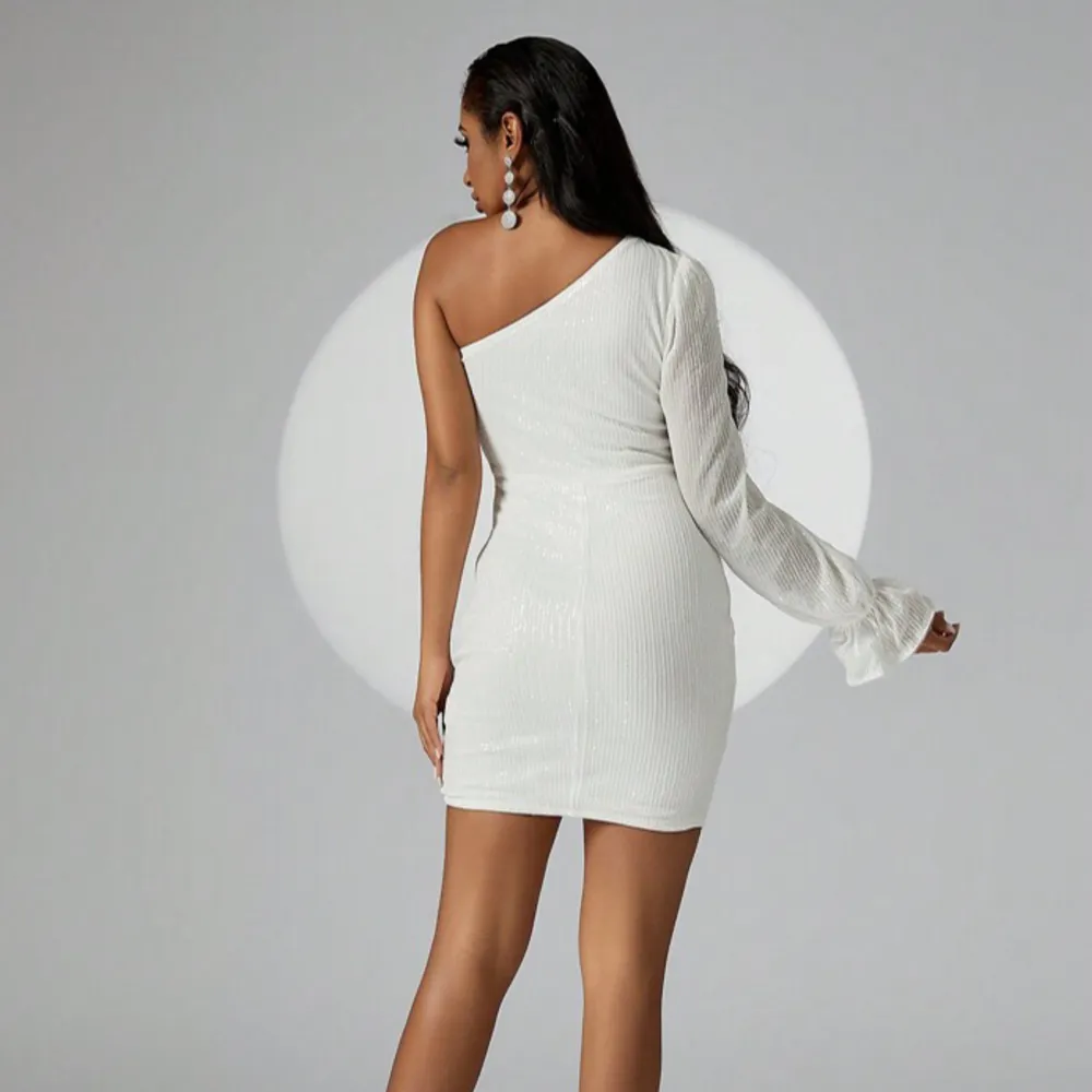 Intressekoll på en super fin vit one shoulder klänning. Endast provad, helt nytt skick!💕⭐️ pris går att diskutera!! . Klänningar.