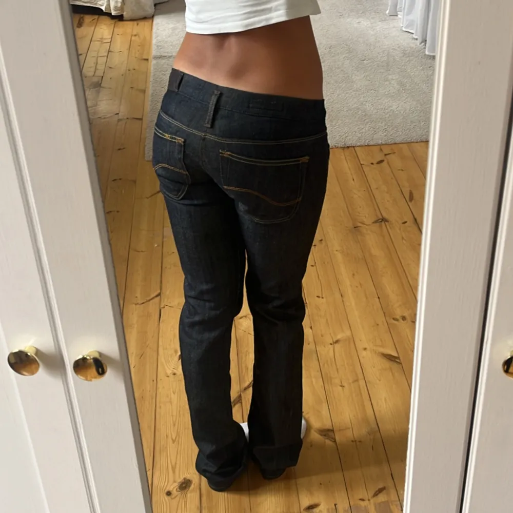 Super låga jeans från lee i fint skick och snygga fickor. Färgen är grå/svart/blå och storleken är 25/33 (jag är 163 och har 25/32 i Jens annars, dom här är långa på mig) . Jeans & Byxor.