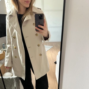 Jättesnygg trenchcoat/kappa från Ralph lauren🤩🩷🌷 - Jättefin trenchcoat från Ralph lauren som är perfekt nu till våren. Jackan är i superfint skick. Strl S🌸❤️☺️