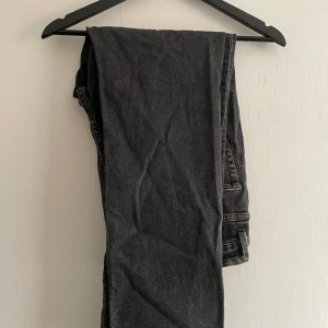 Jeans - Mörkgråa jeans som är använda i ca 5-6 månader, inte jätte pösiga, inga skavanker, storlek 36/32
