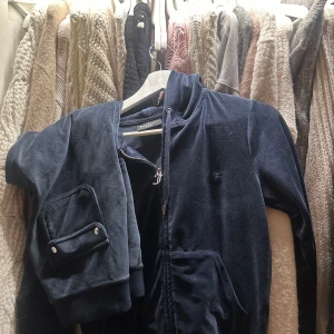 juicy couture set - säljer mitt juicy couture set! tröjan i stolek s  byxorna i stolek xs använt fåtal gånger i mycket bra skick!