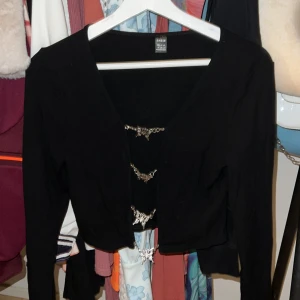 Butterfly tröja  - En tröja med öppning i mitten med fjärilar 🖤