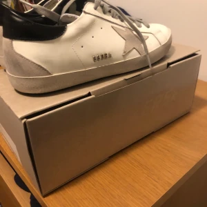 Golden goose sneakers  - Hej dessa skor var stor i storleken och passar ej mig.  Endast använda 2-3 gånger  Hör av er vid frågor