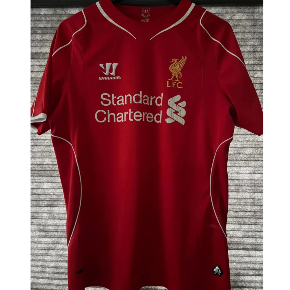 Tjena! Säljer en äkta Liverpool tröja från 2014-2015 men Mohammed Salah på ryggen den är i storlek M och har något vit drag på fram sidan ner till höger men annars så är den i bra skick. Lappen med produkt koden är av klippt. Fråga vid funderingar😁. Hoodies.