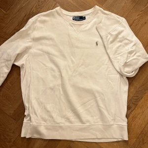 Ralph Lauren ”sweatshirt” - En fin sweatshirt som passar till vardag men även fina tillfällen. Bra skick, använd omkring 2 gånger. Storlek L