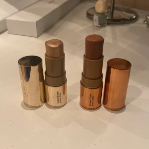 Kicks stick  - Sminket är köpt för runt 1 år sedan och kommer ej till använding. Bronzern är i väldigt fin färg (good vibes) och ca 1/4 har används. I Highlightern (infinity) är ungefär halva kvar. Nypris ca 380kr Köparen står för frakt och priset kan diskuteras 💋😘