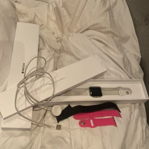 Klocka  - Bra skick och inte mycket använd💋Finns dock lite repor på glaset och missfärgning av bandet… Köpt runt 2018 på nypris runt 2400kr. Klockan är i series 3 med ett mått på 38mm. Laddare och tillbehör medföljer vid köp😘 Obs! Priset kan diskuteras ❤️  