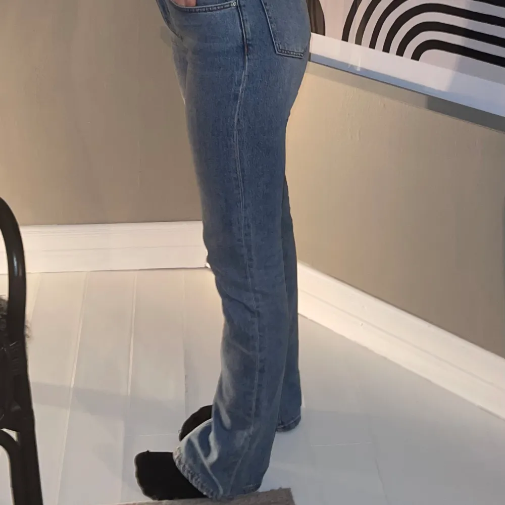 Ljusblå jeans ifrån Ganni med slit nertill  Storlek 29/34, normal i storlek  Jeansen är som nya förutom ett slitage på ena hällan för skärp!. Jeans & Byxor.