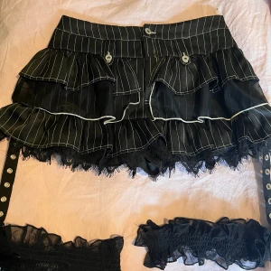 Mini kjol  - Minikjol från romwe med tillhörande garters! Använd en gång Liten i storleken 