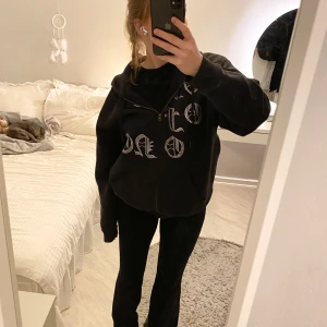 One Of One hoodie - Deras gamla ”originaldesign” som alltså inte finns att köpa längre. Bra skick, alla stenar sitter kvar och den enda defekten är att den är lite sliten vid kanten på ena ärmen. Nypris 1500kr