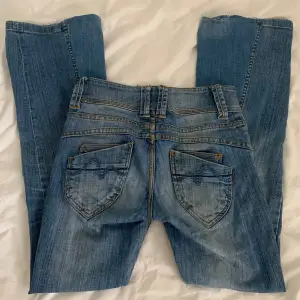 Ett par skit snygga jeans som tyvärr har blivit försmå. De är lågmidjade och bootcut. Har själv sytt ut de längst ned. Skriv om ni har några frågor. 