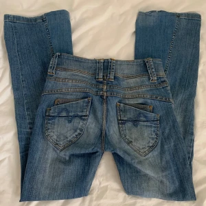 Jeans  - Ett par skit snygga jeans som tyvärr har blivit försmå. De är lågmidjade och bootcut. Har själv sytt ut de längst ned. Skriv om ni har några frågor. 