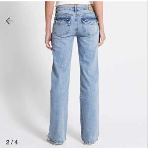 Bootcut jeans från lager157. Blåa, detaljer på fickorna 