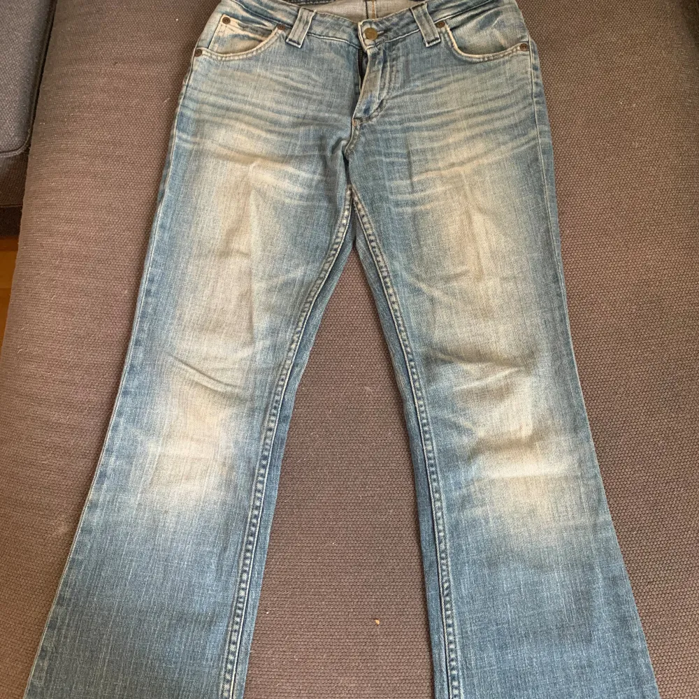 Ett par lee jeans, low bootcut, som inte kommer till användning längre. Skriv om ni har några frågor. . Jeans & Byxor.