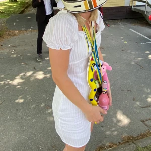 Klänning  - Vit söt kort klänning som jag bara använt en gång 🌸🩷 