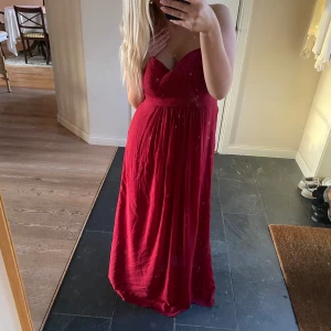 balklänning  - superfin vinröd balklänning! kan tyvärr inte dra upp dragkedjan över brösten därav lite dåliga bilder men sitter så fint på!❣️