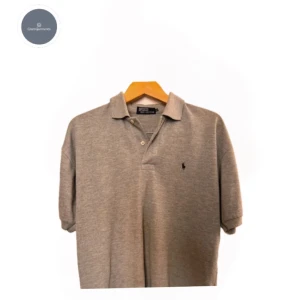 Ralph lauren pike - En väldigt fin Ralph Lauren pike i väldigt fint skick. Den är i m men har passformen som slimfit L