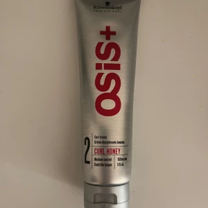 Curlcream - Cirlcream från osis som endast är använd en gång och tyvärr inte fungerade för mig(för att jag har rakt hår lol), och därför säljer jag den! Köpte för 110, mitt pris 50kr😊🩷