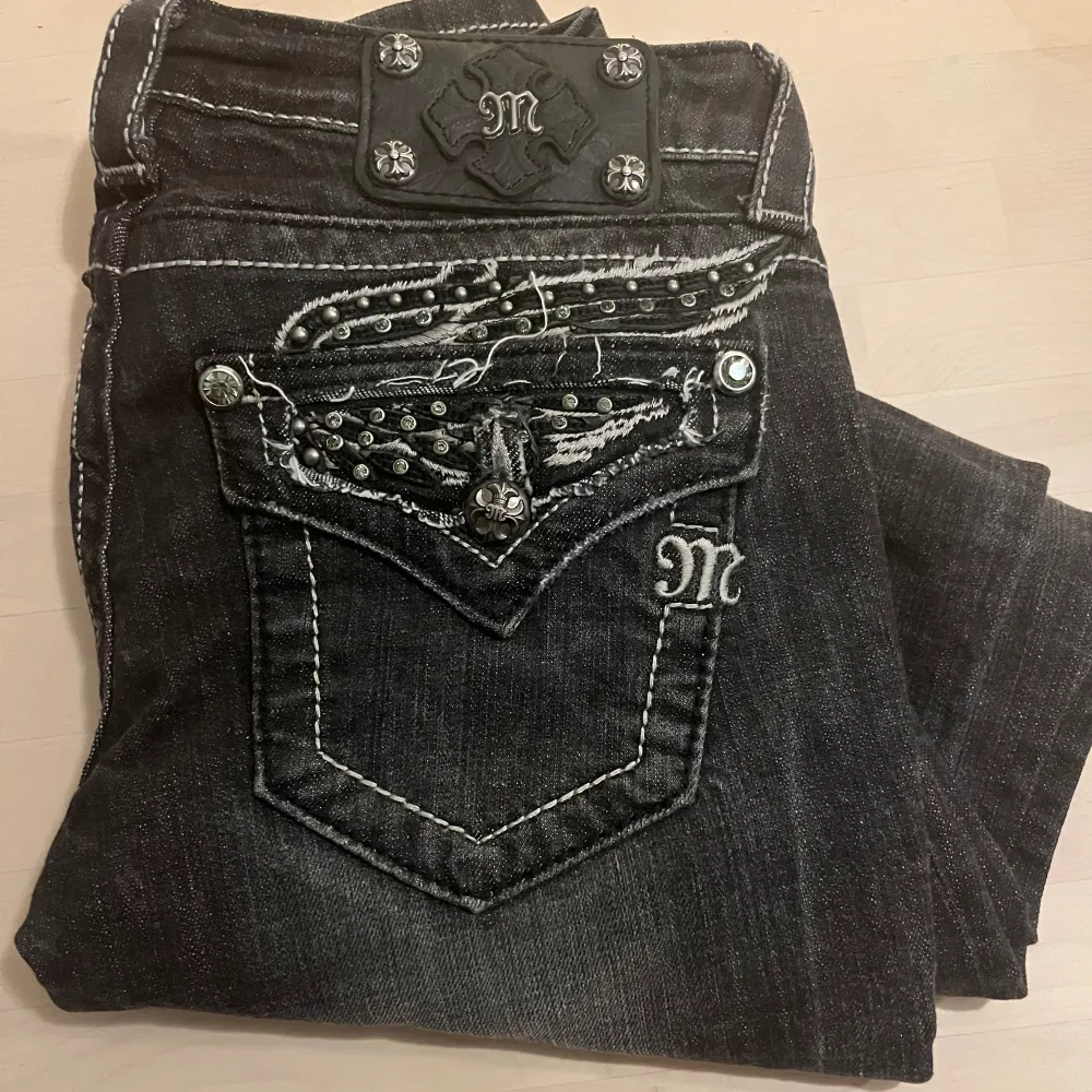 Jättefina Bootcut/Straight Miss Me Jeans! Köpta för 1200. Säljer pågrund av att dom inte kommer till användning, kan skicka fler bilder!💗. Jeans & Byxor.