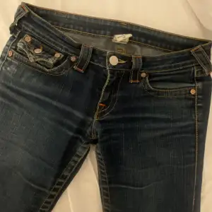 Jätte fina true religion jeans, bra kvalite! Möts gärna upp men postar också, hör av er vid frågor🩷pris kan diskuteras:)