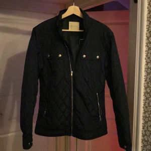 Field jacket - Field jacka, köpt här på Plick, riktigt bra skick, exakt som ny. Priset är inte hugget i sten och förhandlar ner priset. Riktigt snyggt till våren nu också 🔥🔥