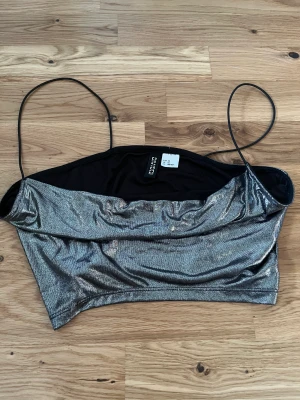 Topp - Silvrig topp perfekt för utekväll