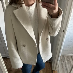 Vit kappa  - Supersnygg kappa från H&M! Kan vara lite nopprig men inget som man tänker på!🤍