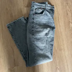 Fina gråa zara jeans, använda några gånger och säljer för att de är för små. Lite högre midja, midwaist.  