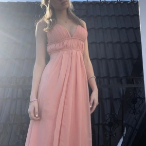 Bal/sommarklänning - Så fin klänning från Nelly som kan användas på bal, men även på sommaren💓 väldigt fint skick! Går när i marken på mig som är 168 ca