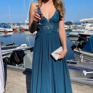 Balklänning  - Säljer nu min älskade balklänning från märket mascara, har enbart använt under ett få antal timmar och efter det har den varit på kemtvätt inför försäljning. Klänningen är i nyskick och är perfekt inför student eller bal, jag står för frakten💗