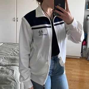 Tränings tröja  - Tränings tröja som jag köpte på secondhand, har inga defekter ☺️