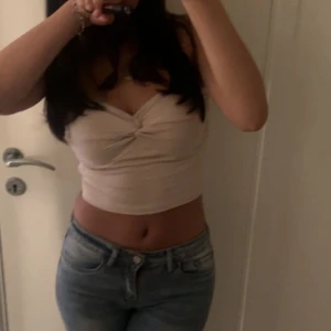 Topp - En söt liten beige tröja, ändast använd 1 gång