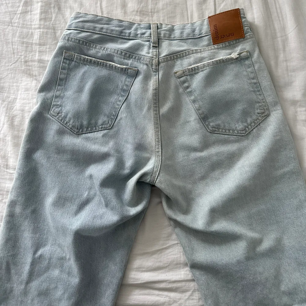 Lågmidjade raka jeans från bikbok. Sista bilden visar hur de sitter på modellen (de är mer lågmidjade på mig). Byxorna har blivit för små men är verkligen super snygga!. Jeans & Byxor.