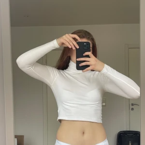 Vit turtleneck -  Hej säljer min superfina turtleneck topp köpt på H&M en tag sedan. Har ej använt den så mycket, därmed säljer jag den. Fint skick  och inga defekter. :))