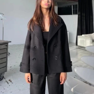 Design by Si kappa - Supersnygg kort kappa från Design by Si. Perfekt till våren💕Originalpris 757. Lite nopprig