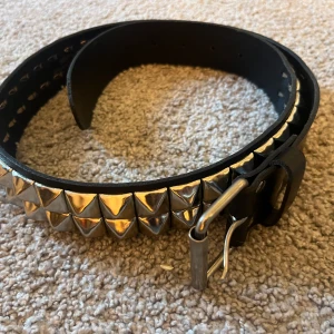 Bälte - Snyggt bälte med spikar. Knappt använt.