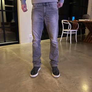 Replay jeans - Super snygga Replay jeans i bra skick Skick: 8,5/10 Ljus grå regular fit 