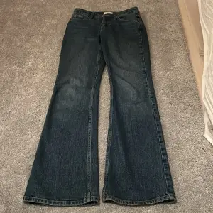 Säljer mina raka jeans från Gina Tricot som är mer midjehöga än lågmidjade💗Jag säljer pga att dom inte kommer till användning💗Inga defekter!  Hör av er för frågor eller mer bilder!💗