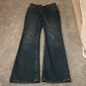 Raka jeans från Gina  - Säljer mina raka jeans från Gina Tricot som är mer midjehöga än lågmidjade💗Jag säljer pga att dom inte kommer till användning💗Inga defekter!  Hör av er för frågor eller mer bilder!💗