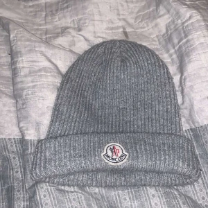 Moncler mössa  - En moncler mössa till både kille o tjej. Kan tänka mig gå ner vid pris på snabbköp.
