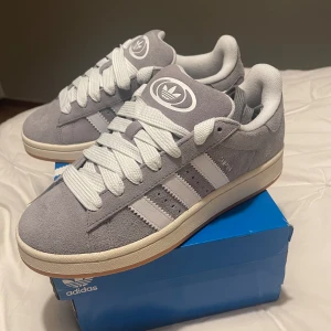 Adidas Originals Campus 00s - Säljer dessa ursnygga campus 00s i färgen Grethr/Ftwwht/Owhite. Storlek 39 1/3 (24,2). Hade gärna behållt dem själv men va tyvärr för stora:// De är alltså ENDAST testade, prislappar etc sitter kvar! Slutsålda nästintill överallt numera. 