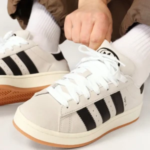 Campus 00s sneakers 💕 - Säljer dessa helt nya adidas campus 00s 💓 jättesnygga men säljer pga. dom var lite förstora för mig 💕