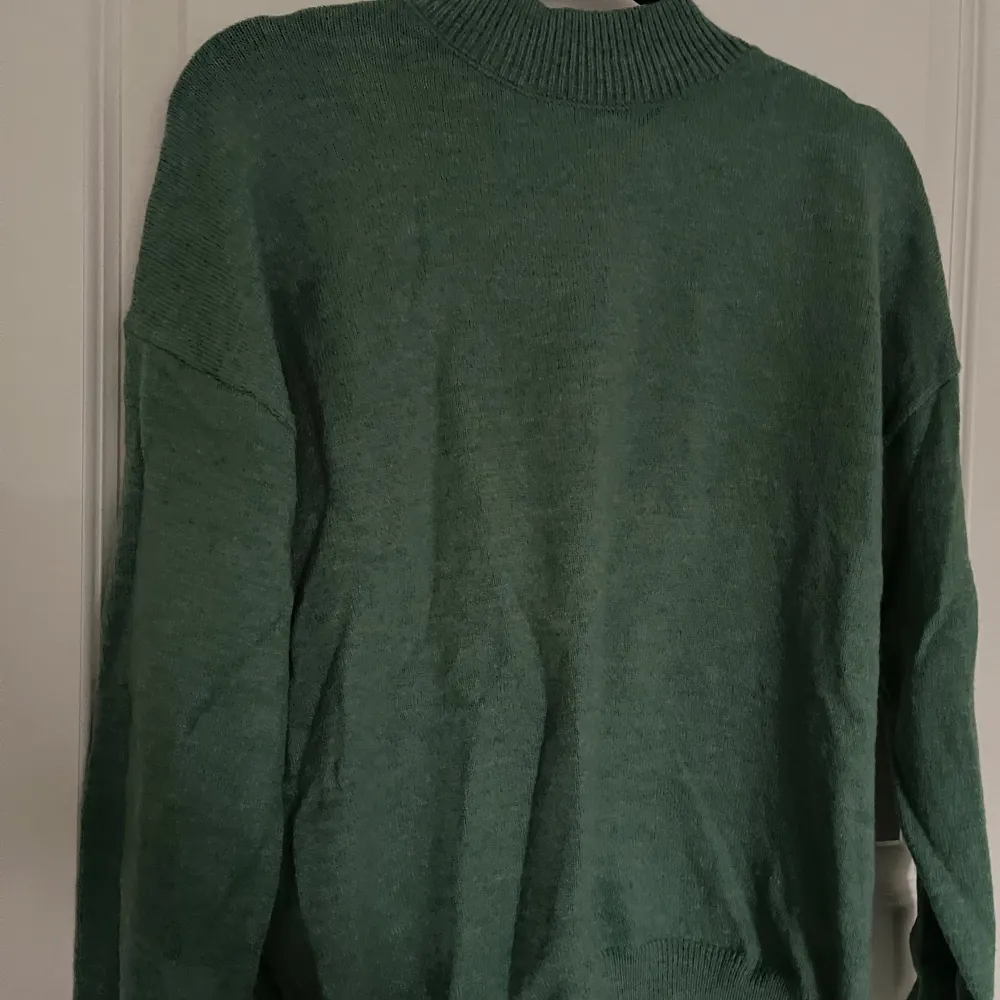 Stickad grön tröja som jag tror är från hm! Frakt ingår ej!. Stickat.