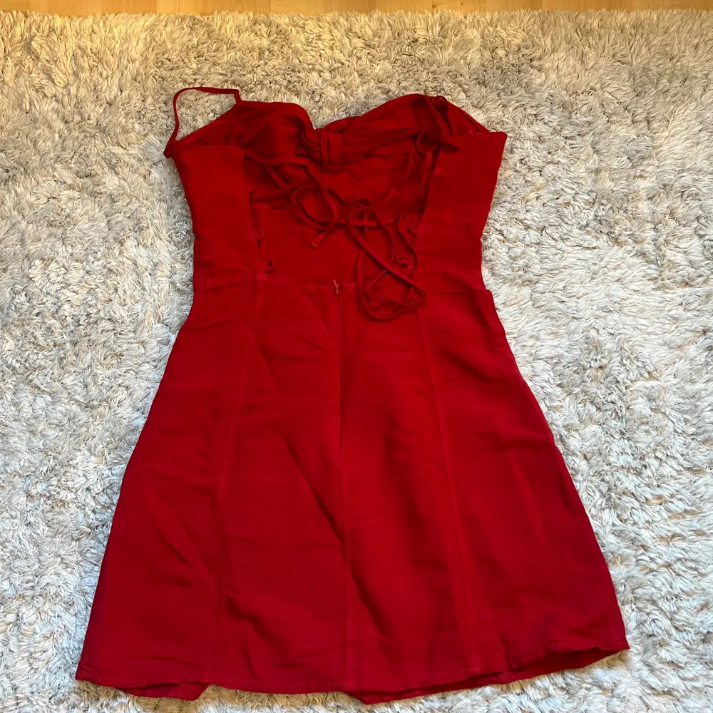 Röd gullig klänning från Zara, storlek XS, använts några gånger.. Klänningar.