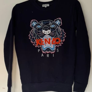 Kenzo tröja ~ som ny! - Säljes pågrund av att de inte är min stil längre och inte kommer till användning.  Tröjan är som ny.    Kan även bjuda på eventuell frakt!   Pris kan diskuteras vid snabb affär.   Kan mötas upp i närheten av Jönköping och i Sthlm!✨